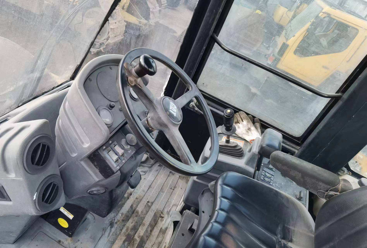 Used Road making machine CAT CS 683E roller - Silniční válec: obrázek 2 Used Road making machine CAT CS 683E roller - Silniční válec: obrázek 2