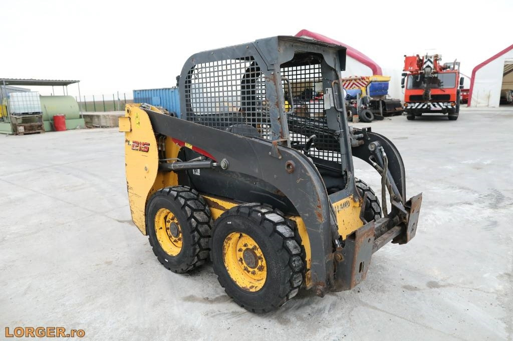 New Holland L 215 - Smykový nakladač: obrázek 4 New Holland L 215 - Smykový nakladač: obrázek 4
