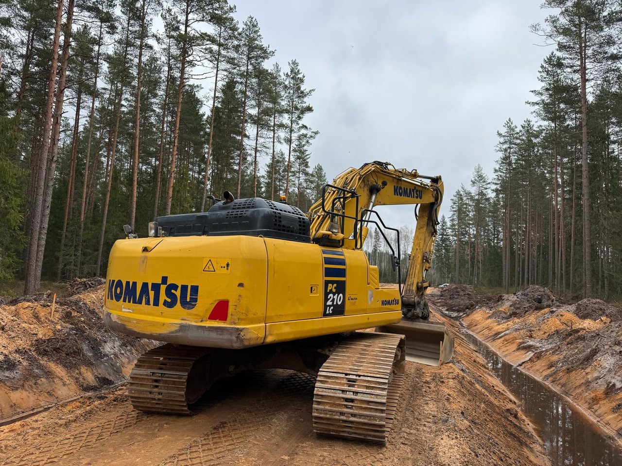 KOMATSU PC210LC-11 - Pásové rýpadlo: obrázek 2 KOMATSU PC210LC-11 - Pásové rýpadlo: obrázek 2