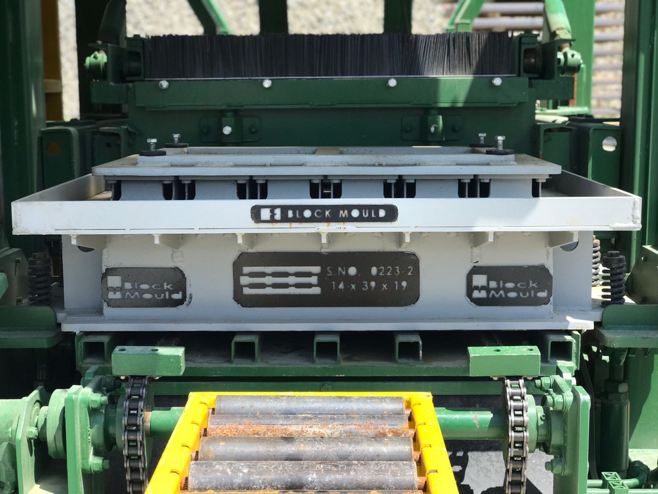 Economic Concrete Block Machine - Vibrolis: obrázek 5 Economic Concrete Block Machine - Vibrolis: obrázek 5