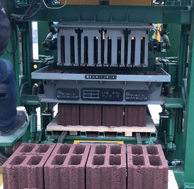 Economic Hollow Block Machine - Vibrolis: obrázek 3 Economic Hollow Block Machine - Vibrolis: obrázek 3