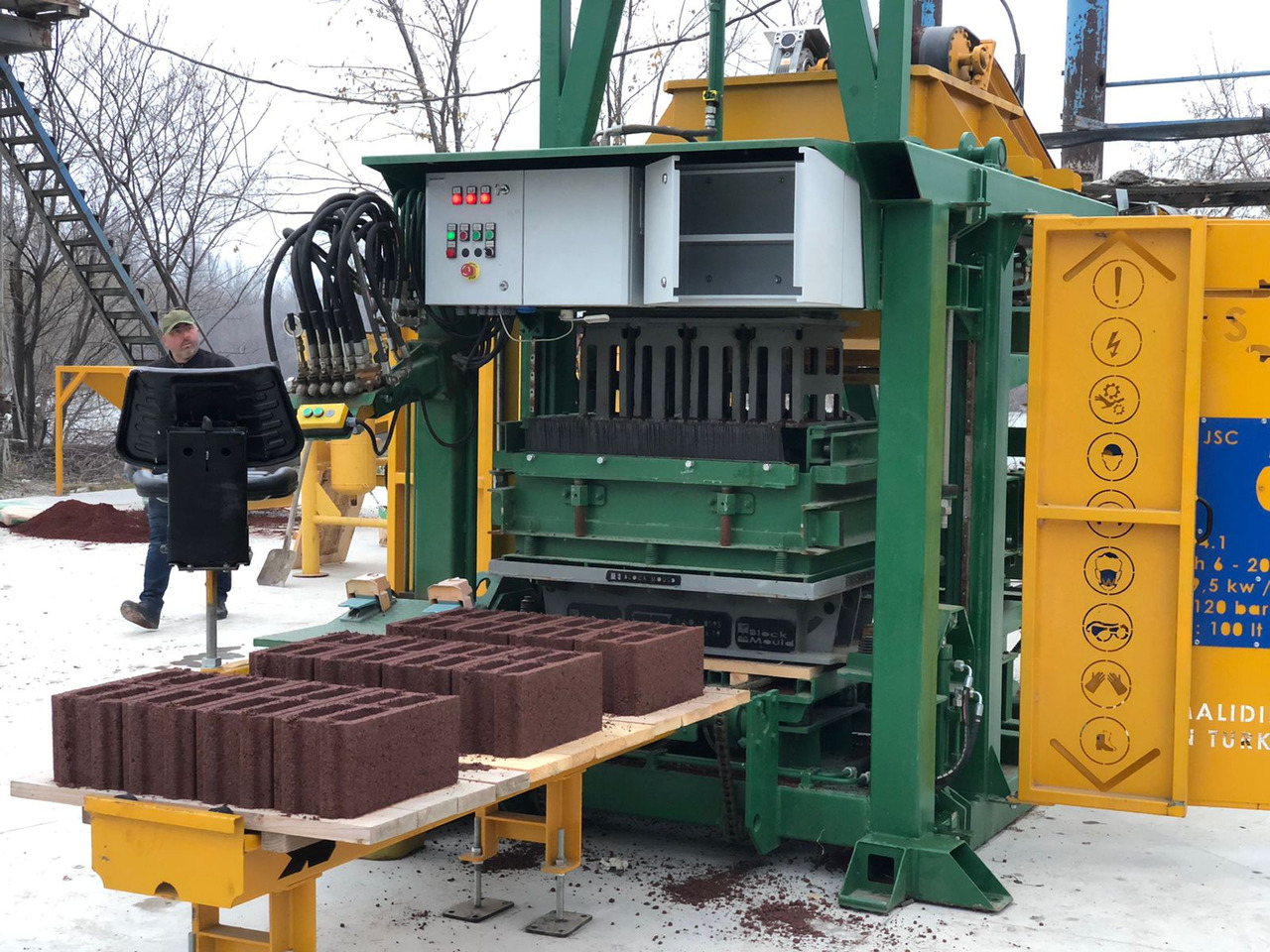 Economic Hollow Block Machine - Vibrolis: obrázek 5 Economic Hollow Block Machine - Vibrolis: obrázek 5