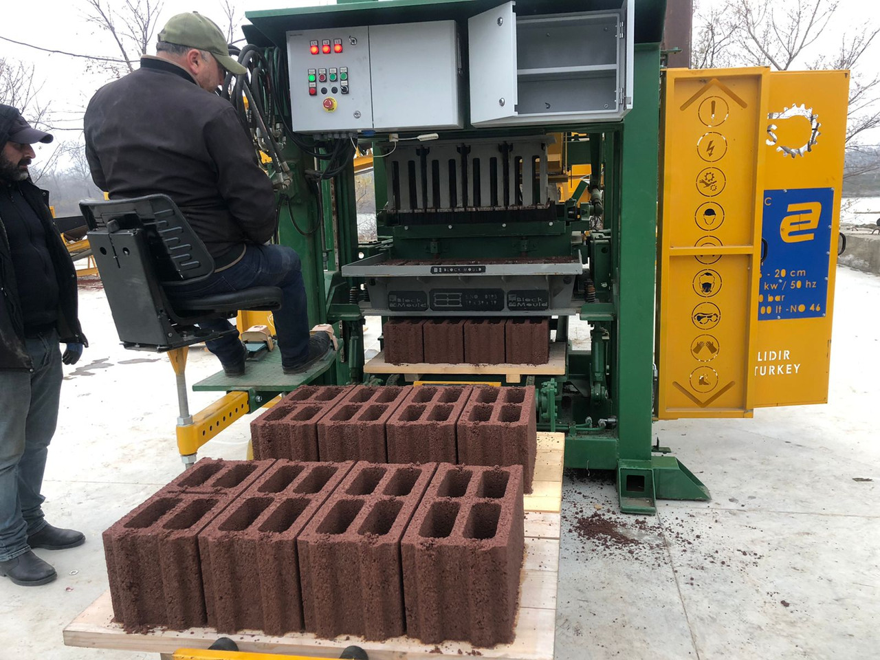 Economic Hollow Block Machine - Vibrolis: obrázek 2 Economic Hollow Block Machine - Vibrolis: obrázek 2