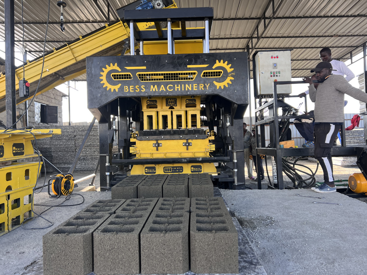 PRS-1000 Semi-Automatic Block Making Machine - Vibrolis: obrázek 1 PRS-1000 Semi-Automatic Block Making Machine - Vibrolis: obrázek 1