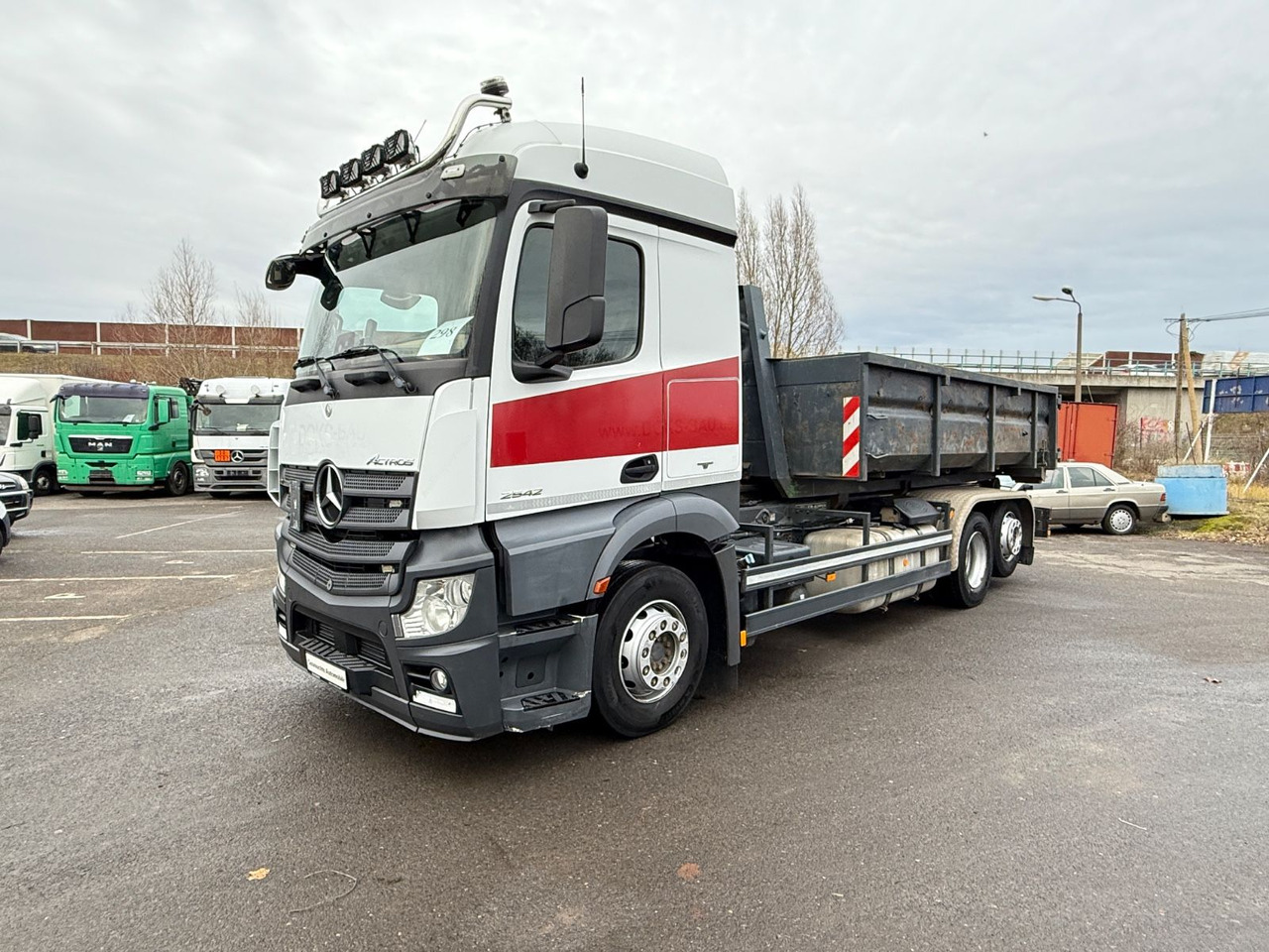 Mercedes-Benz Actros 2542 Abrollkipper mit Container - Hákový nosič kontejnerů: obrázek 3 Mercedes-Benz Actros 2542 Abrollkipper mit Container - Hákový nosič kontejnerů: obrázek 3