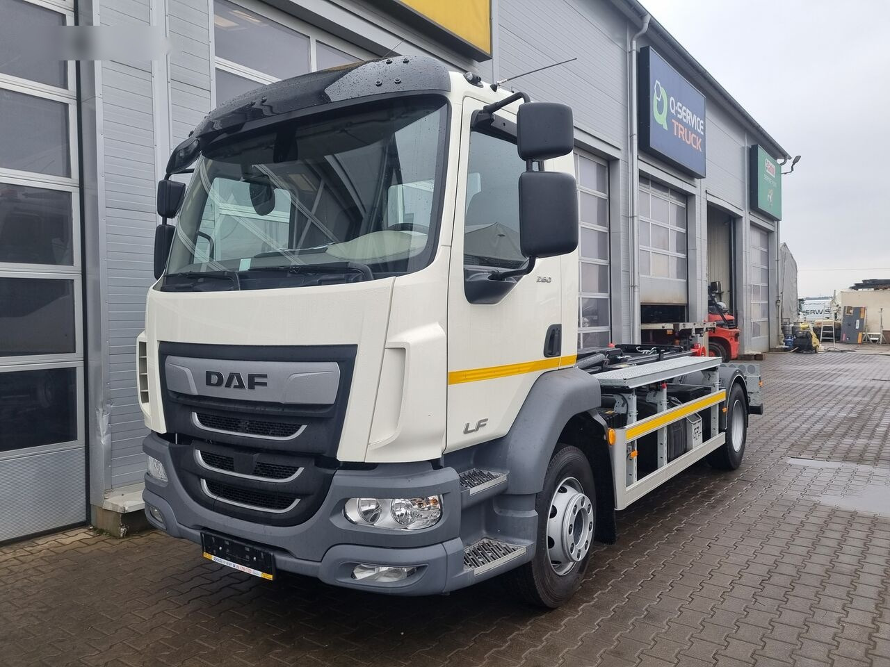 DAF LF 55 260 - Hákový nosič kontejnerů: obrázek 1 DAF LF 55 260 - Hákový nosič kontejnerů: obrázek 1