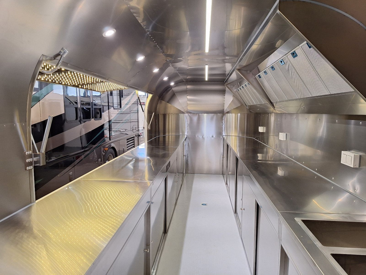 Esselmann Delistar American 6000 ähn. Airstream - Prodejní přívěs: obrázek 2 Esselmann Delistar American 6000 ähn. Airstream - Prodejní přívěs: obrázek 2