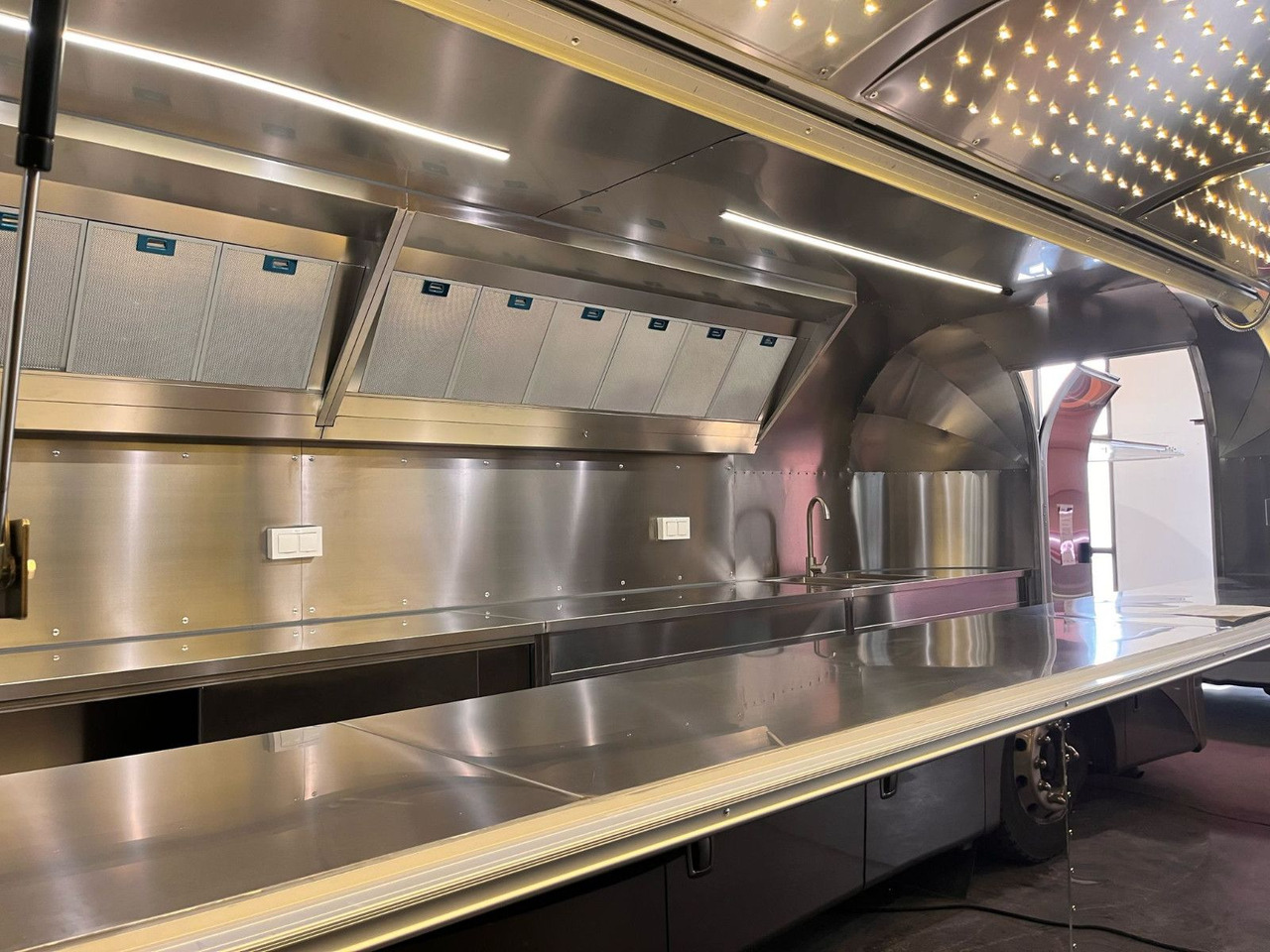 Esselmann Delistar Foodtruck 6000 ähn. Airstream - Prodejní přívěs: obrázek 4 Esselmann Delistar Foodtruck 6000 ähn. Airstream - Prodejní přívěs: obrázek 4