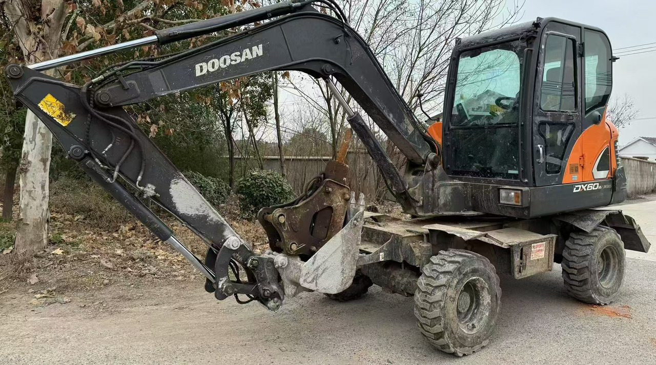 Doosan DX60 - Kolesové rýpadlo: obrázek 1 Doosan DX60 - Kolesové rýpadlo: obrázek 1