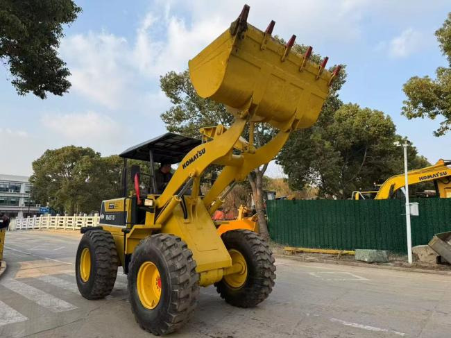 Komatsu WA100 - Kolový nakladač: obrázek 2 Komatsu WA100 - Kolový nakladač: obrázek 2