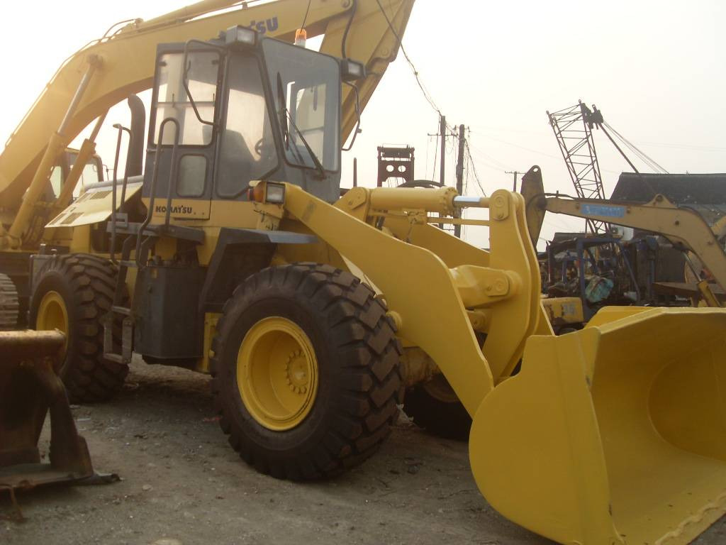 Komatsu WA320 - Kolový nakladač: obrázek 1 Komatsu WA320 - Kolový nakladač: obrázek 1