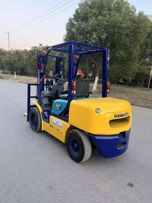 Komatsu FD30 - Nůžková plošina: obrázek 2 Komatsu FD30 - Nůžková plošina: obrázek 2