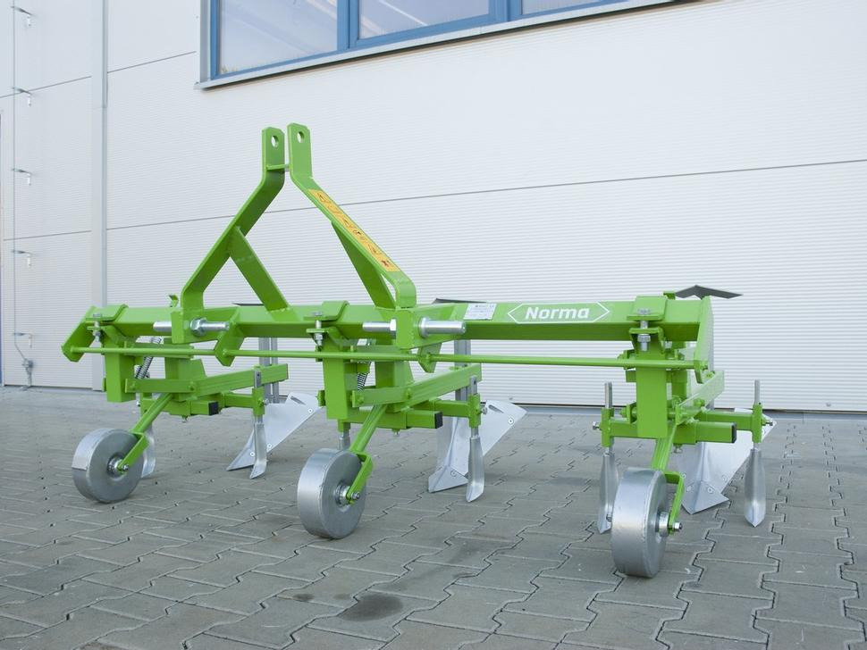 Bomet Jäthacke-Häufler / Hoe ridger / Butteuse / Rincalzatore assolcatore / Полольник-окучник / Obsypnik - Stroj na obdělávání půdy: obrázek 1 Bomet Jäthacke-Häufler / Hoe ridger / Butteuse / Rincalzatore assolcatore / Полольник-окучник / Obsypnik - Stroj na obdělávání půdy: obrázek 1