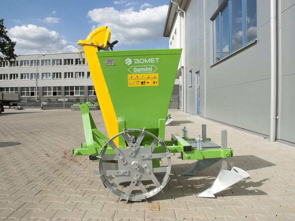 Bomet Kartoffelpflanzmaschine / Potato planter / Planteuse de pomme de terre / Piantapatate / Sadzarka ziemniaków - Sazeč brambor: obrázek 3 Bomet Kartoffelpflanzmaschine / Potato planter / Planteuse de pomme de terre / Piantapatate / Sadzarka ziemniaków - Sazeč brambor: obrázek 3
