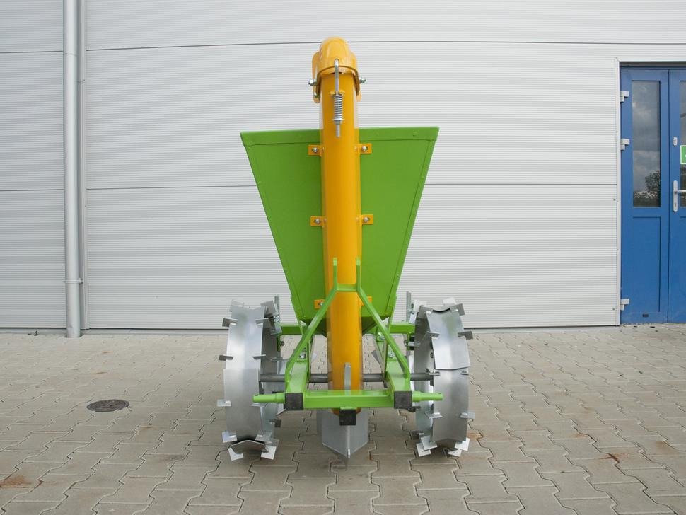 Bomet Kartoffelpflanzmaschine / Potato planter / Planteuse de pomme de terre / Piantapatate / Sadzarka ziemniaków - Sazeč brambor: obrázek 1 Bomet Kartoffelpflanzmaschine / Potato planter / Planteuse de pomme de terre / Piantapatate / Sadzarka ziemniaków - Sazeč brambor: obrázek 1