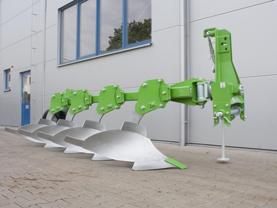 Bomet Pflüge / Single-beam plow / Charrue mono-poutre / Aratro / Плуг / Pług jednobelkowy Libra 3+1 - Pluh: obrázek 1 Bomet Pflüge / Single-beam plow / Charrue mono-poutre / Aratro / Плуг / Pług jednobelkowy Libra 3+1 - Pluh: obrázek 1