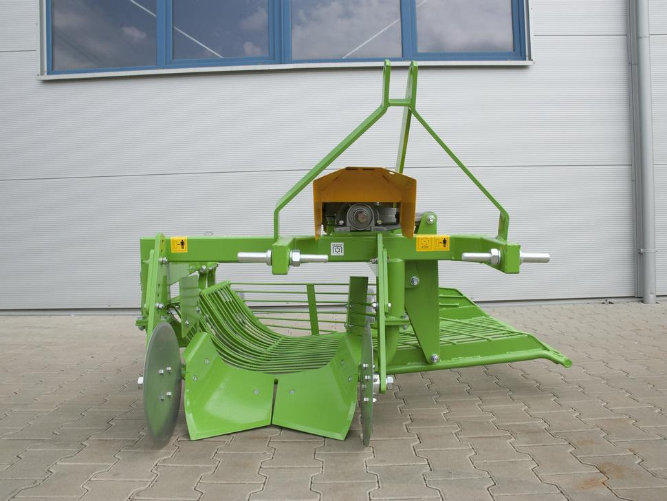 Bomet Siebkettenroder / Potato digger / Arracheuse de pomme de terre / Scavapatate / Однорядная картофельная копалка / Kopaczka do ziemniaków Ursa Z655 - Bramborový kombajn: obrázek 1 Bomet Siebkettenroder / Potato digger / Arracheuse de pomme de terre / Scavapatate / Однорядная картофельная копалка / Kopaczka do ziemniaków Ursa Z655 - Bramborový kombajn: obrázek 1