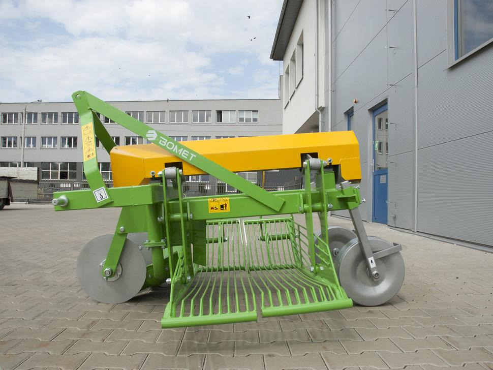 Bomet Siebkettenroder / Potato digger / Arracheuse de pomme de terre / Scavapatate / Однорядная картофельная копалка / Kopaczka do ziemniaków Ursa Z655 - Bramborový kombajn: obrázek 3 Bomet Siebkettenroder / Potato digger / Arracheuse de pomme de terre / Scavapatate / Однорядная картофельная копалка / Kopaczka do ziemniaków Ursa Z655 - Bramborový kombajn: obrázek 3