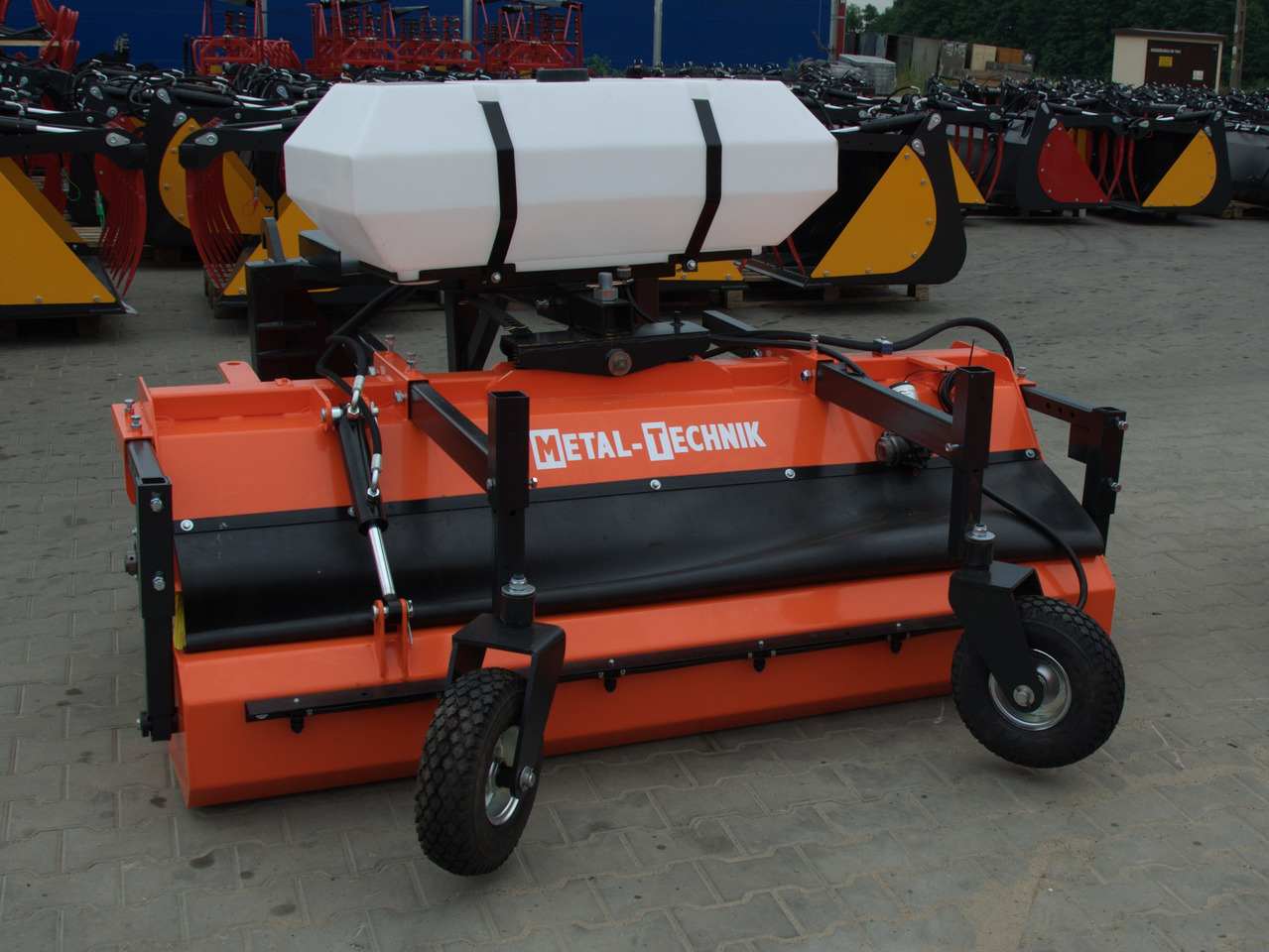 METAL-TECHNIK Kehrmaschine / Sweeper / Balayeuse / Spazzolatrice / Подметательно-уборочная машина / Zamiatarka 2 m - Zametač pro Čelní nakladač pro traktor: obrázek 1 METAL-TECHNIK Kehrmaschine / Sweeper / Balayeuse / Spazzolatrice / Подметательно-уборочная машина / Zamiatarka 2 m - Zametač pro Čelní nakladač pro traktor: obrázek 1