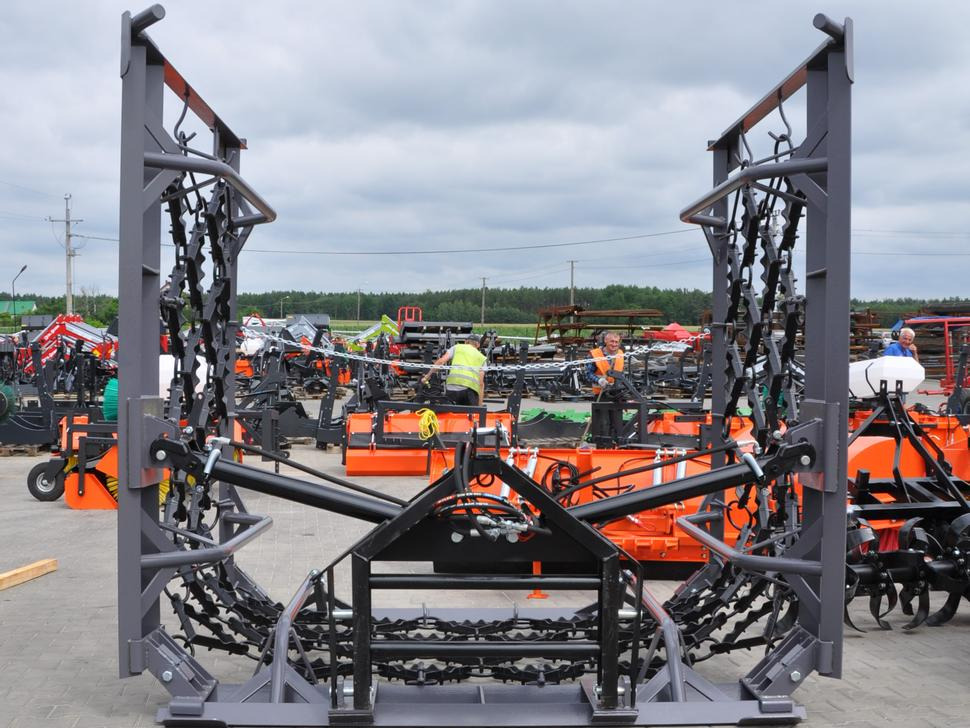 Metal-Technik Wiesenegge / Meadow harrow / Herse de prairie / Strigliatrice / Lanza de prado / Полевая волокуша / Włóka łąkowa 6 m - Luční brány: obrázek 2 Metal-Technik Wiesenegge / Meadow harrow / Herse de prairie / Strigliatrice / Lanza de prado / Полевая волокуша / Włóka łąkowa 6 m - Luční brány: obrázek 2