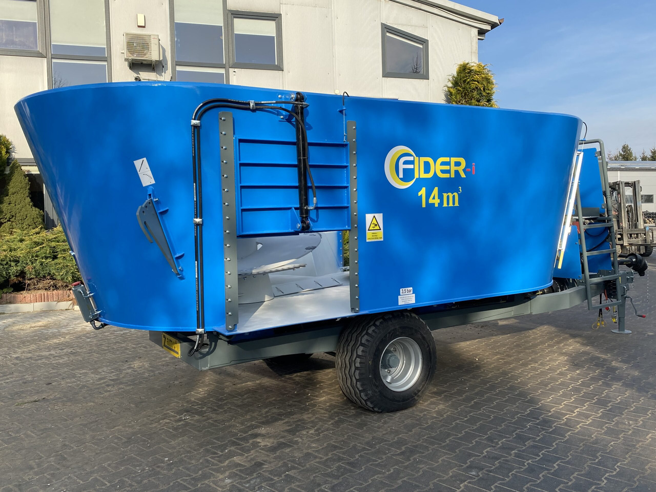 ZAMET Futtermischwagen / Feed mixer / Melangeuse / Carro miscelatore / Vagoneta 2 sinfines / Кормораздатчик 2 шнека / Wóz paszowy 14 m3 - Krmný míchací vůz: obrázek 4 ZAMET Futtermischwagen / Feed mixer / Melangeuse / Carro miscelatore / Vagoneta 2 sinfines / Кормораздатчик 2 шнека / Wóz paszowy 14 m3 - Krmný míchací vůz: obrázek 4