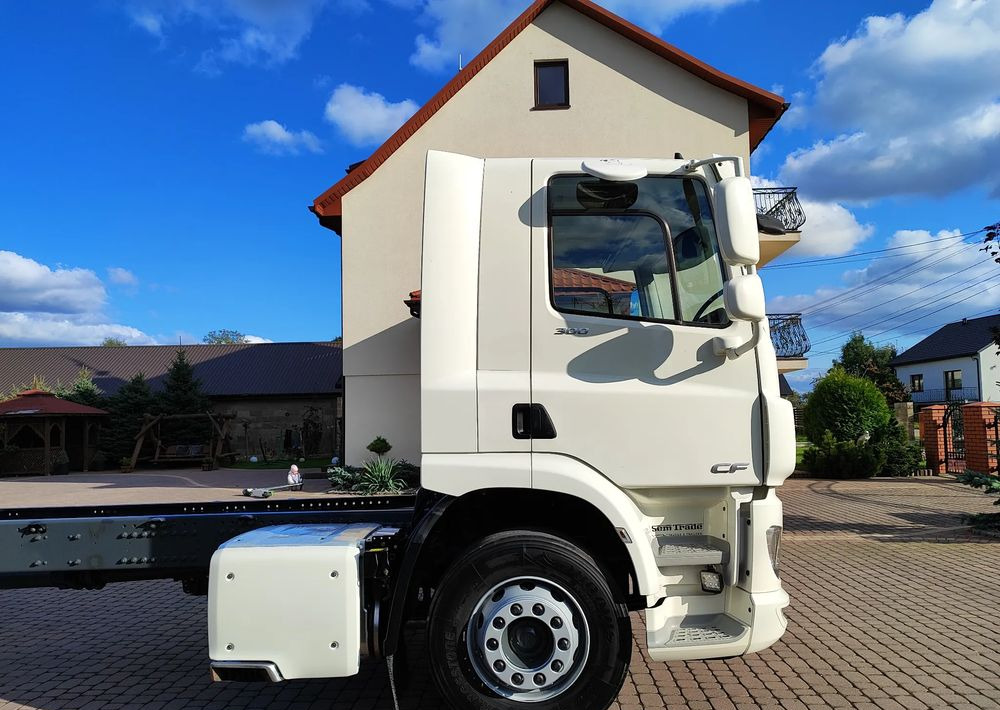 DAF CF 300 4X2 18T EURO 6 SILNIK 11L RAMA DO ZABUDOWY 176 TYS KM - Podvozek s kabinou: obrázek 4 DAF CF 300 4X2 18T EURO 6 SILNIK 11L RAMA DO ZABUDOWY 176 TYS KM - Podvozek s kabinou: obrázek 4