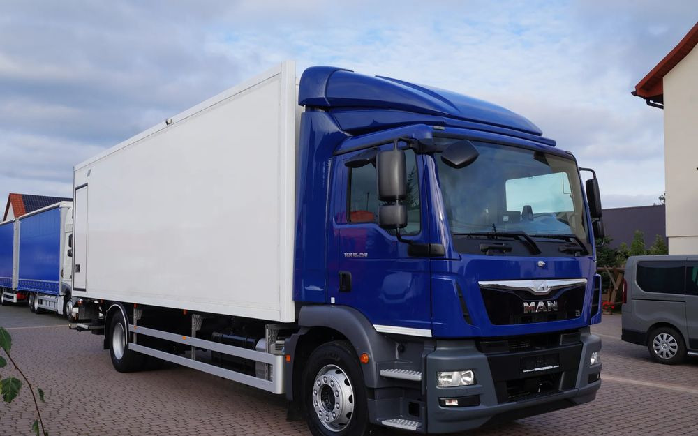 MAN TGM 18.250 EURO 6 CHŁODNIA KONTENER 7.50 m 199 TYS KM - Chladírenský nákladní automobil: obrázek 2 MAN TGM 18.250 EURO 6 CHŁODNIA KONTENER 7.50 m 199 TYS KM - Chladírenský nákladní automobil: obrázek 2