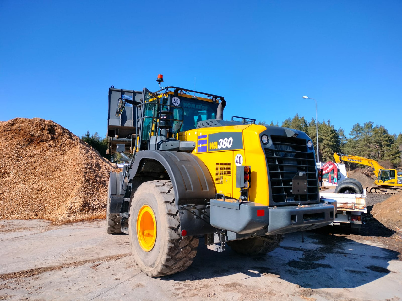 KOMATSU WA380 - Kolový nakladač: obrázek 4 KOMATSU WA380 - Kolový nakladač: obrázek 4