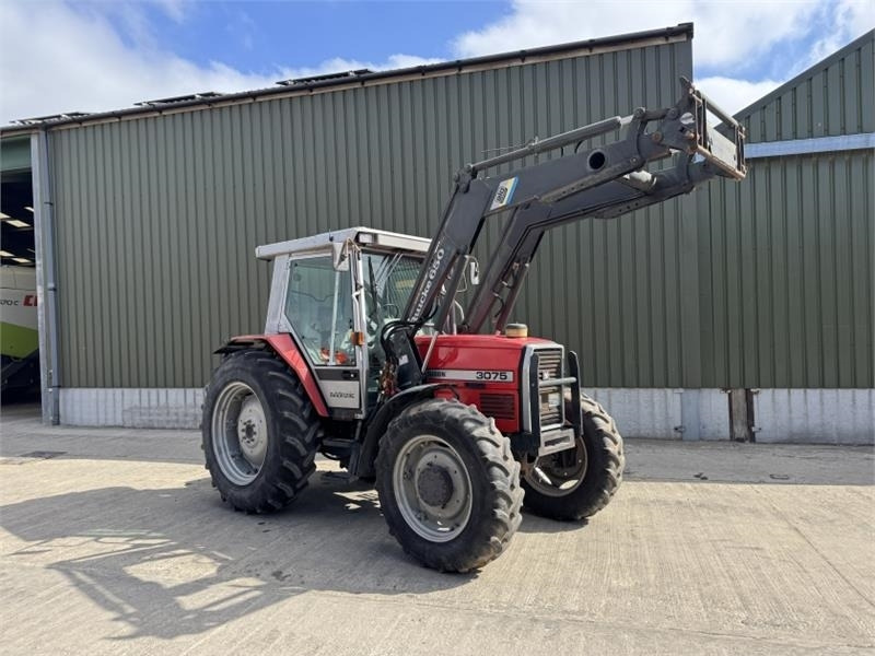 Massey Ferguson Massey Ferguson 3075 Dynashift *Low Hours* - Traktor: obrázek 3 Massey Ferguson Massey Ferguson 3075 Dynashift *Low Hours* - Traktor: obrázek 3