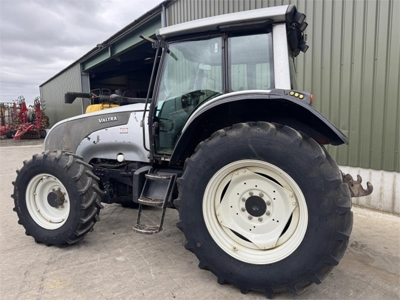 Valtra T 121 - Traktor: obrázek 2 Valtra T 121 - Traktor: obrázek 2