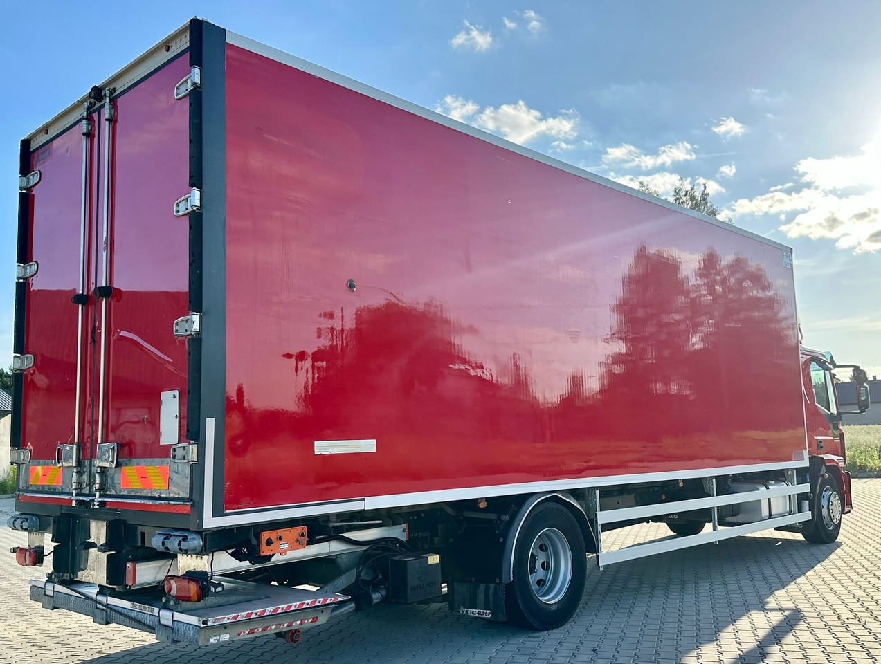 IVECO EUROCARGO 180-320 / CHŁODNIA / WINDA / 21 PALET / 8.5 M DŁUGOŚCI / CARRIER / SYPIALKA / EURO 6 - Chladírenský nákladní automobil: obrázek 4 IVECO EUROCARGO 180-320 / CHŁODNIA / WINDA / 21 PALET / 8.5 M DŁUGOŚCI / CARRIER / SYPIALKA / EURO 6 - Chladírenský nákladní automobil: obrázek 4