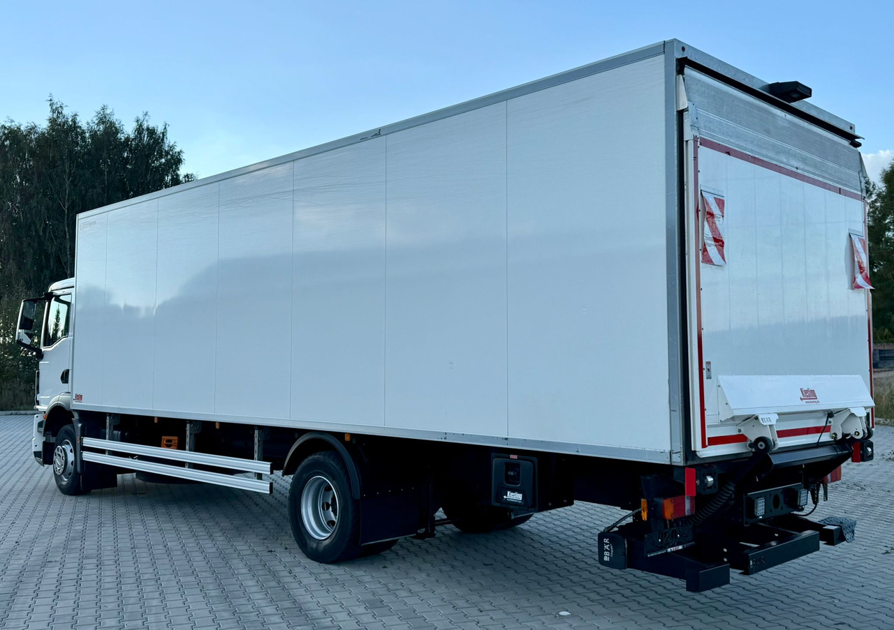 MAN TGM 15.290 / CHŁODNIA / WINDA / 8.3 M DŁUGOŚCI / 20 EUROPALET / THERMO KING / +30/-30 / AUTOMAT / 2021 ROK / SERWISOWANY - Chladírenský nákladní automobil: obrázek 4 MAN TGM 15.290 / CHŁODNIA / WINDA / 8.3 M DŁUGOŚCI / 20 EUROPALET / THERMO KING / +30/-30 / AUTOMAT / 2021 ROK / SERWISOWANY - Chladírenský nákladní automobil: obrázek 4