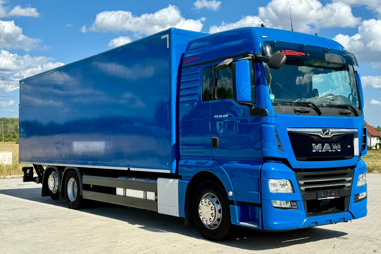 MAN TGX 26.420 / KONTENER / WINDA / 8.5 M DŁUGOŚCI / 21 EUROPALET / 6x2 / 3 OŚ PODNOSZONA I SKRĘTNA / ŁADOWNOŚĆ 14 415 KG / 2018 ROK / Z NIEMIEC - Skříňový nákladní auto: obrázek 1 MAN TGX 26.420 / KONTENER / WINDA / 8.5 M DŁUGOŚCI / 21 EUROPALET / 6x2 / 3 OŚ PODNOSZONA I SKRĘTNA / ŁADOWNOŚĆ 14 415 KG / 2018 ROK / Z NIEMIEC - Skříňový nákladní auto: obrázek 1