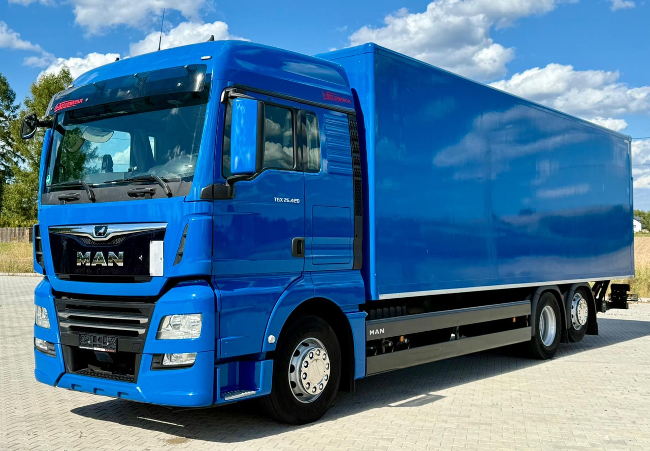 MAN TGX 26.420 / KONTENER / WINDA / 8.5 M DŁUGOŚCI / 21 EUROPALET / 6x2 / 3 OŚ PODNOSZONA I SKRĘTNA / ŁADOWNOŚĆ 14 415 KG / 2018 ROK / Z NIEMIEC - Skříňový nákladní auto: obrázek 2 MAN TGX 26.420 / KONTENER / WINDA / 8.5 M DŁUGOŚCI / 21 EUROPALET / 6x2 / 3 OŚ PODNOSZONA I SKRĘTNA / ŁADOWNOŚĆ 14 415 KG / 2018 ROK / Z NIEMIEC - Skříňový nákladní auto: obrázek 2