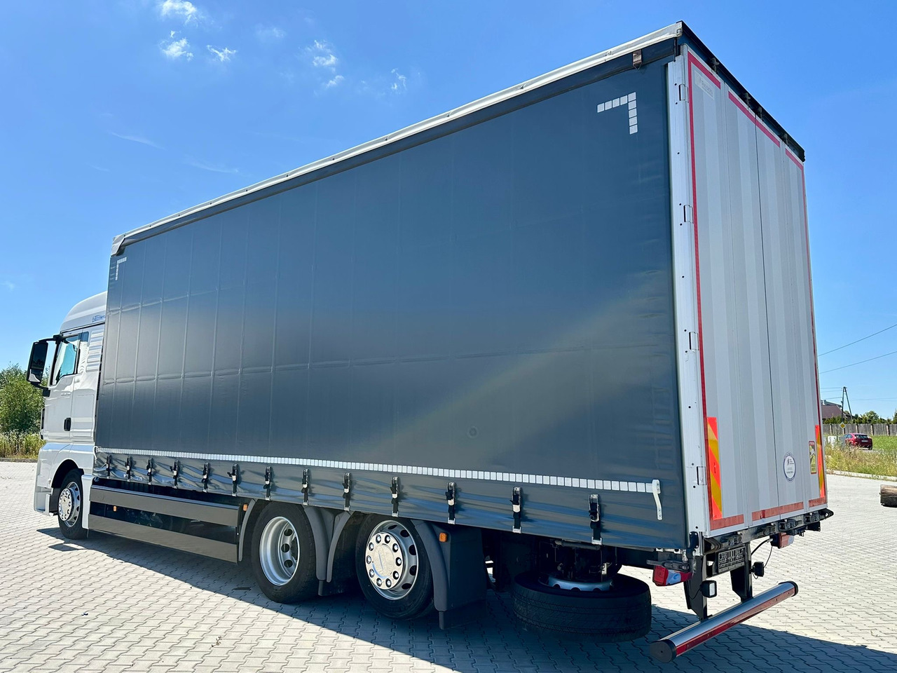 MAN TGX 26.460 / FIRANKA / 19 EUROPALET / 7.75 M / 6X2 / OŚ PODNOSZONA / AU - Plachtový nákladní auto: obrázek 4 MAN TGX 26.460 / FIRANKA / 19 EUROPALET / 7.75 M / 6X2 / OŚ PODNOSZONA / AU - Plachtový nákladní auto: obrázek 4