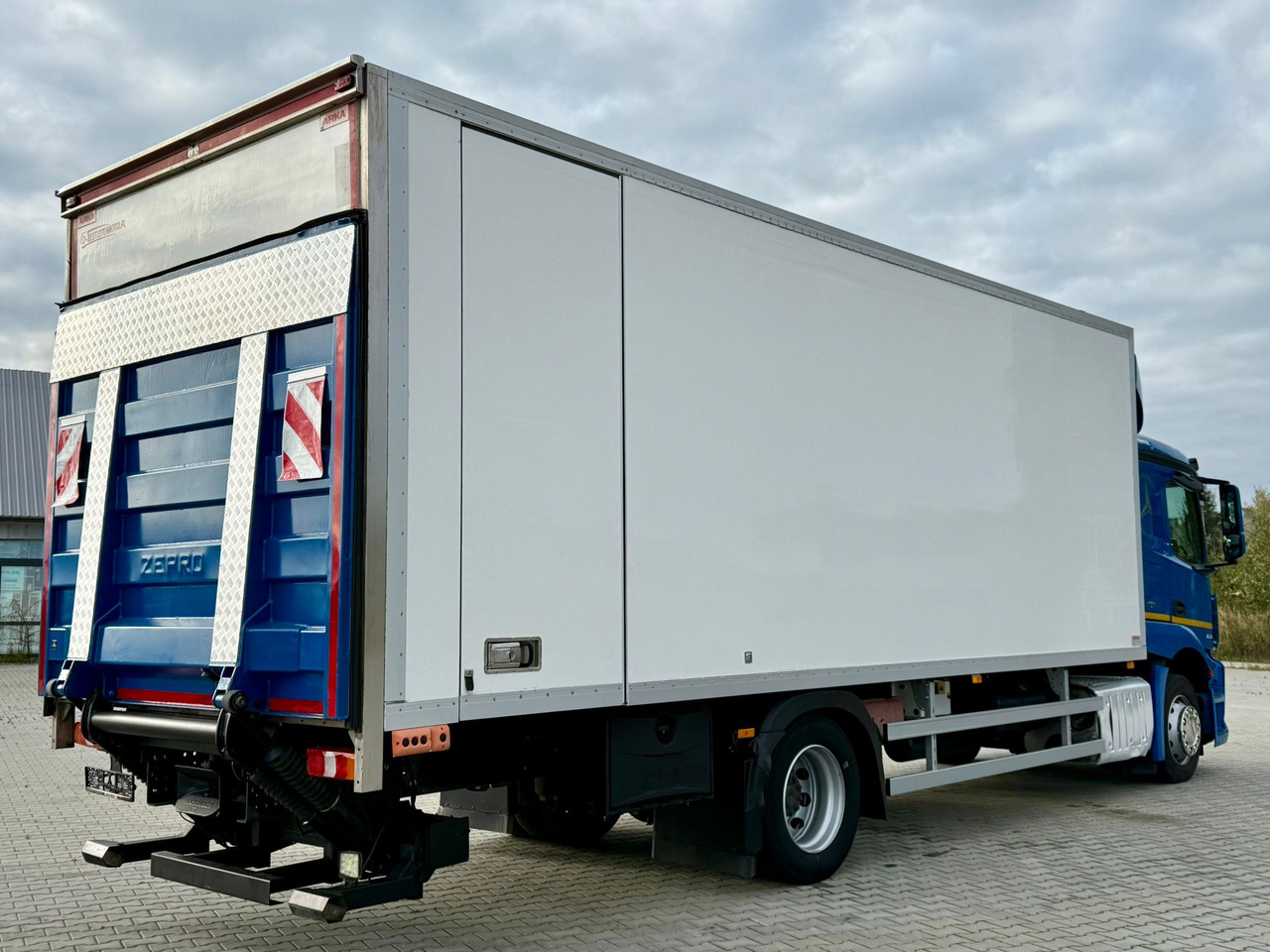 MERCEDES-BENZ ACTROS 1836 / CHŁODNIA / WINDA / 18 PALET / SILNIK 10677 cm3 / CARRIER / SYPIALKA / AUTOMAT / 2018 ROK - Chladírenský nákladní automobil: obrázek 3 MERCEDES-BENZ ACTROS 1836 / CHŁODNIA / WINDA / 18 PALET / SILNIK 10677 cm3 / CARRIER / SYPIALKA / AUTOMAT / 2018 ROK - Chladírenský nákladní automobil: obrázek 3