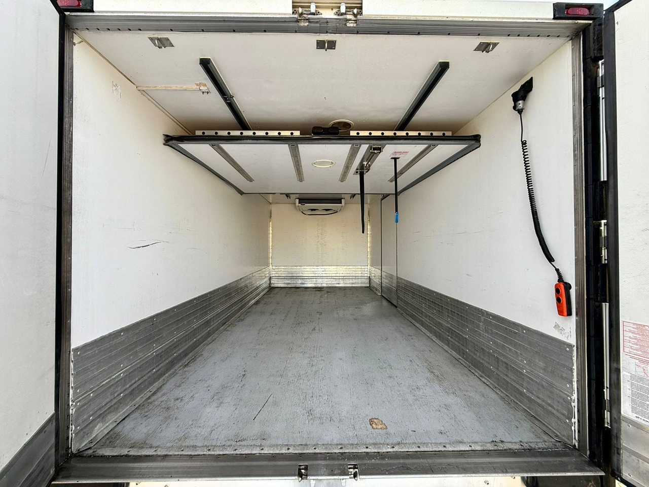 MERCEDES-BENZ ATEGO 1218 / CHŁODNIA / IZOTERMA / WINDA / 5.10 M DŁUGOŚCI / LAMBERET / AUTOMAT / 2017 ROK / 410 TYŚ KM leasing MERCEDES-BENZ ATEGO 1218 / CHŁODNIA / IZOTERMA / WINDA / 5.10 M DŁUGOŚCI / LAMBERET / AUTOMAT / 2017 ROK / 410 TYŚ KM: obrázek 7