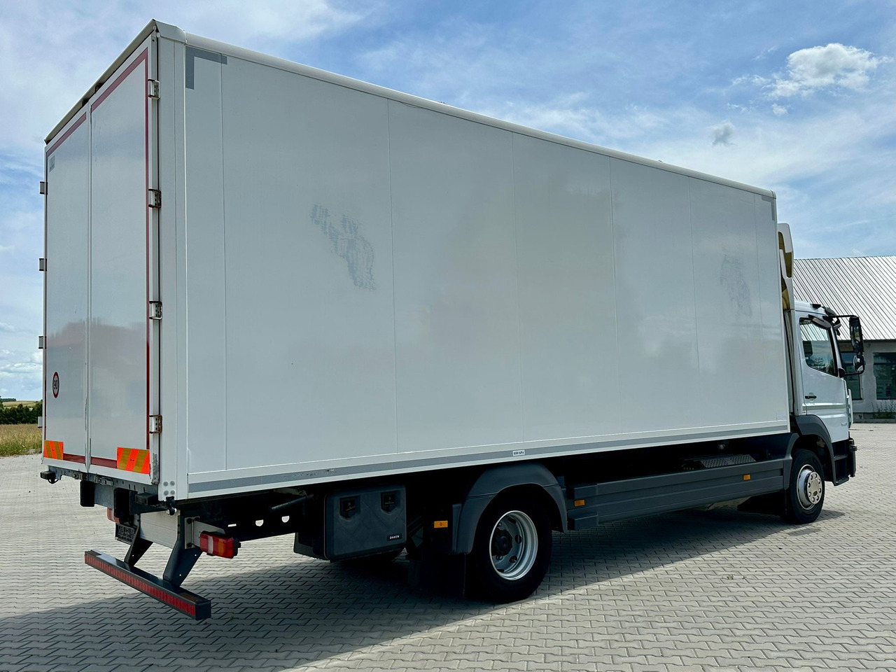 MERCEDES-BENZ ATEGO / 1221 / IZOTERMA / KONTENER / AUTOMAT / 230 TYS KM / 17 EUROPALET / 6.8 M DŁUGOŚCI / 2019 ROK - Izotermický nákladní automobil: obrázek 3 MERCEDES-BENZ ATEGO / 1221 / IZOTERMA / KONTENER / AUTOMAT / 230 TYS KM / 17 EUROPALET / 6.8 M DŁUGOŚCI / 2019 ROK - Izotermický nákladní automobil: obrázek 3