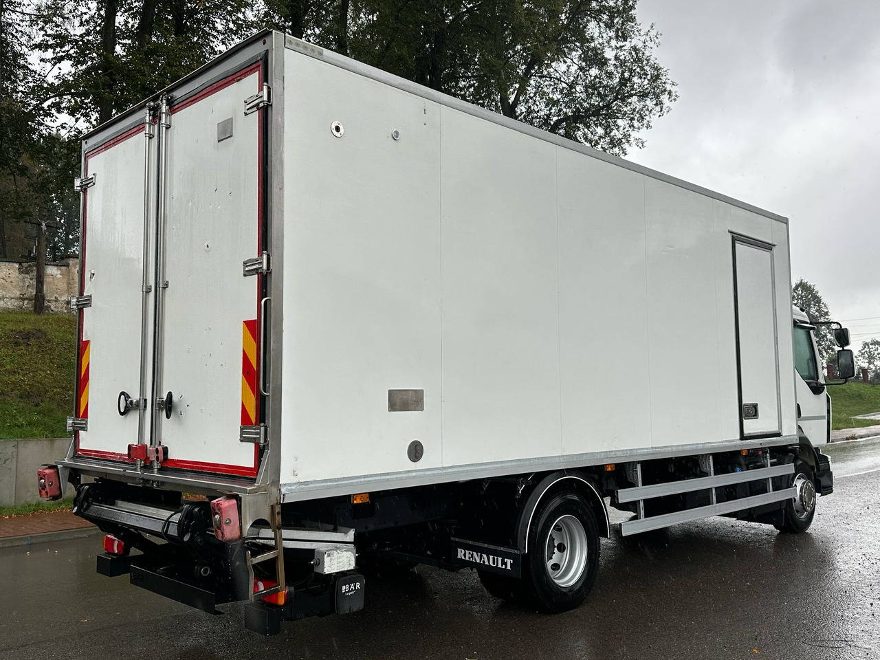 RENAULT D 14 / 240 / CHŁODNIA / WINDA / 16 EUROPALET / 6.7 M DŁUGOŚCI / BI-TEMPERATURA / CARRIER SUPRA 850 - Chladírenský nákladní automobil: obrázek 3 RENAULT D 14 / 240 / CHŁODNIA / WINDA / 16 EUROPALET / 6.7 M DŁUGOŚCI / BI-TEMPERATURA / CARRIER SUPRA 850 - Chladírenský nákladní automobil: obrázek 3