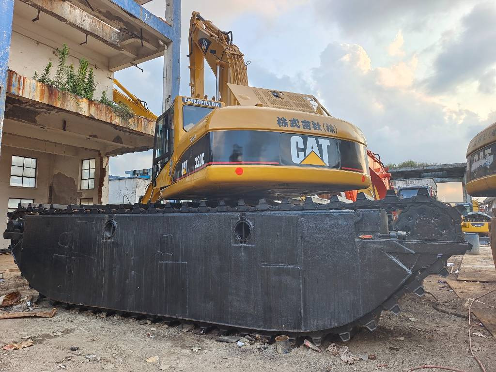CAT 320 C - Plovoucí bagr: obrázek 4 CAT 320 C - Plovoucí bagr: obrázek 4