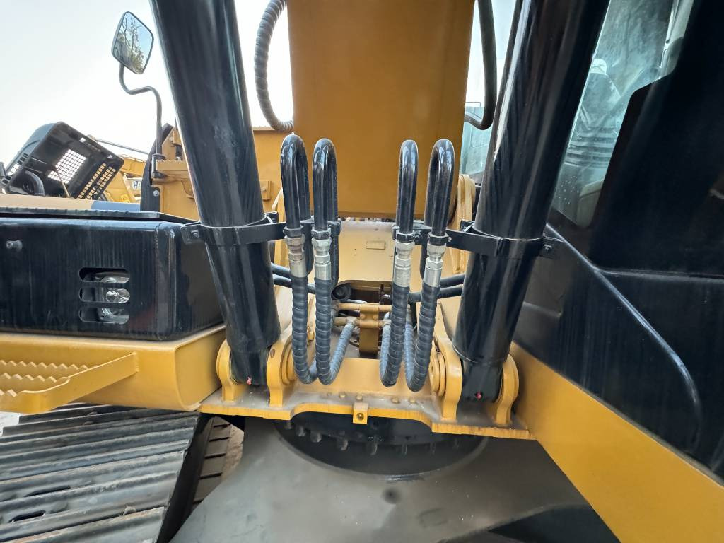 Pásové rýpadlo CAT 320D2L: obrázek 10