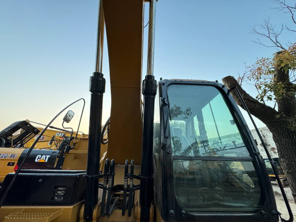 Pásové rýpadlo CAT 320D2L: obrázek 14
