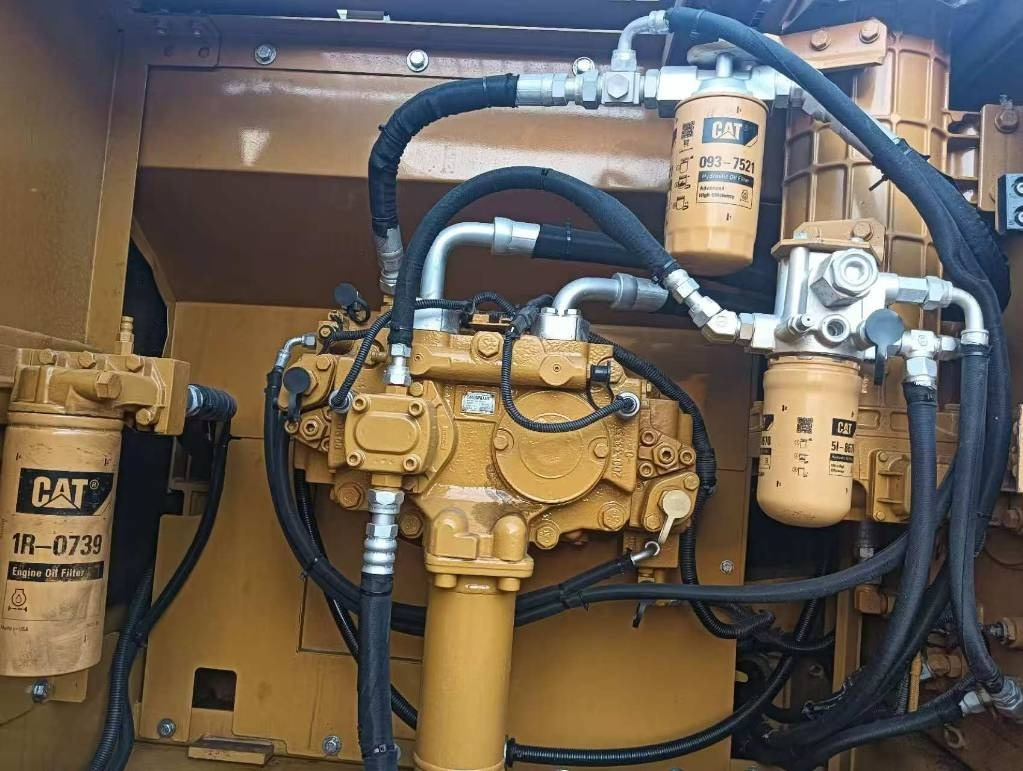 Pásové rýpadlo CAT 324 D2L: obrázek 13 Pásové rýpadlo CAT 324 D2L: obrázek 13