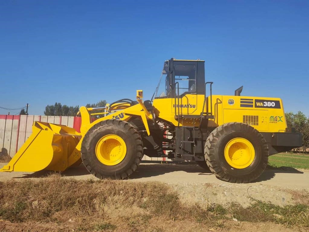 Komatsu WA 380 - Kolový nakladač: obrázek 3 Komatsu WA 380 - Kolový nakladač: obrázek 3