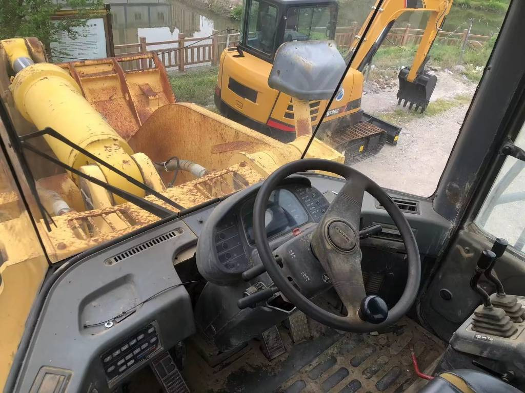Komatsu WA 600-3 - Kolový nakladač: obrázek 4 Komatsu WA 600-3 - Kolový nakladač: obrázek 4