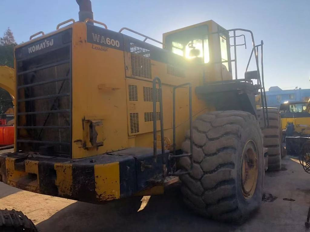 Komatsu WA 600-3 - Kolový nakladač: obrázek 4 Komatsu WA 600-3 - Kolový nakladač: obrázek 4