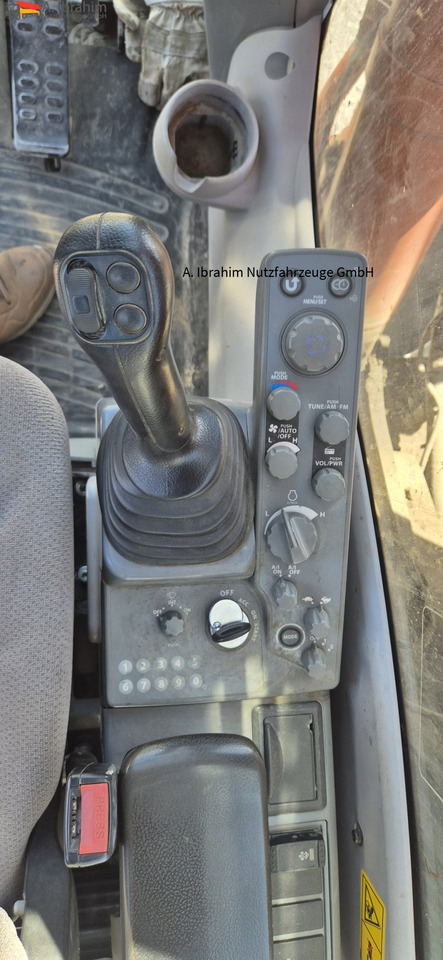 Hitachi ZX 300LCN-6 Schaden imHeckbereich, läuft aber !! 8125 h - Pásové rýpadlo: obrázek 5 Hitachi ZX 300LCN-6 Schaden imHeckbereich, läuft aber !! 8125 h - Pásové rýpadlo: obrázek 5