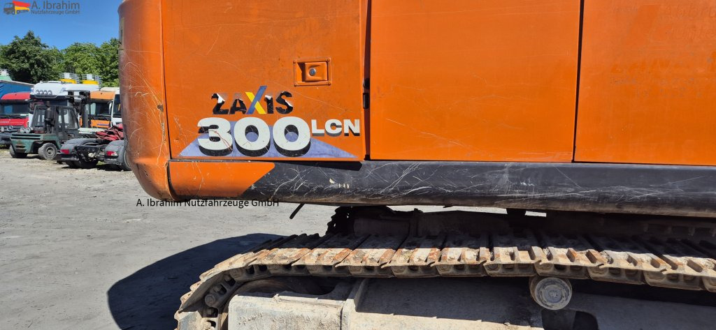 Hitachi ZX 300LCN-6 Schaden imHeckbereich, läuft aber !! 8125 h - Pásové rýpadlo: obrázek 3 Hitachi ZX 300LCN-6 Schaden imHeckbereich, läuft aber !! 8125 h - Pásové rýpadlo: obrázek 3