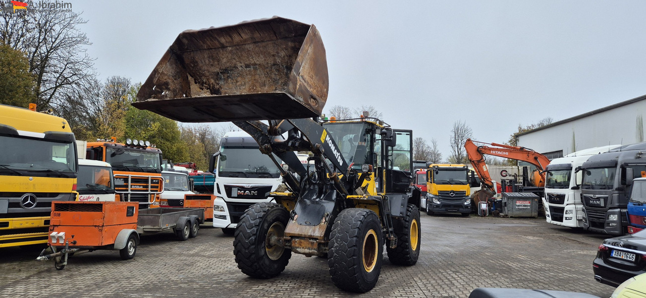 Komatsu WA 250 Zustand technisch ok, optisch 3-4 Unterlagen vorhanden - Kolový nakladač: obrázek 1 Komatsu WA 250 Zustand technisch ok, optisch 3-4 Unterlagen vorhanden - Kolový nakladač: obrázek 1