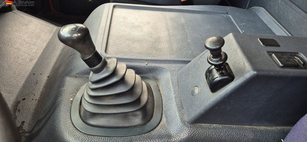 Mercedes-Benz 823 LBW | Radstand 4900 mm | 7.2 m Pritsche Klima | 3 Pedals - Plachtová dodávka: obrázek 3 Mercedes-Benz 823 LBW | Radstand 4900 mm | 7.2 m Pritsche Klima | 3 Pedals - Plachtová dodávka: obrázek 3